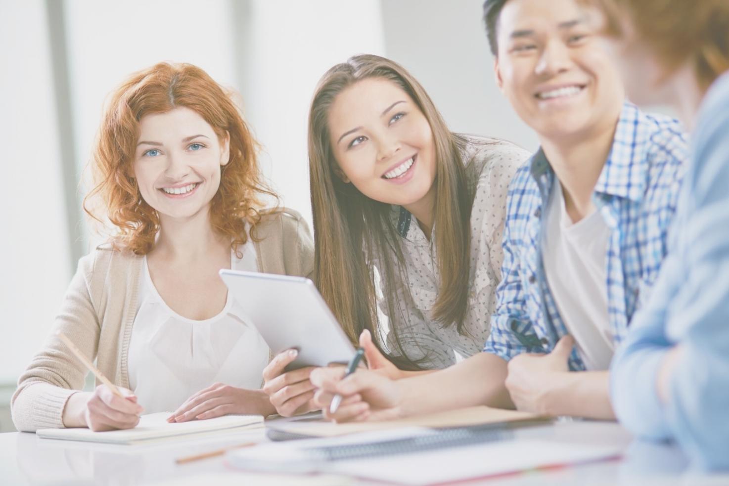 Análisis financiero profesional - Equipo quaridelora trabajando en estrategias de inversión